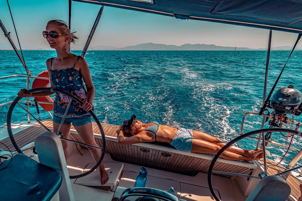 Skippern und entspannen an Deck der modernen Segelyacht in Griechenland