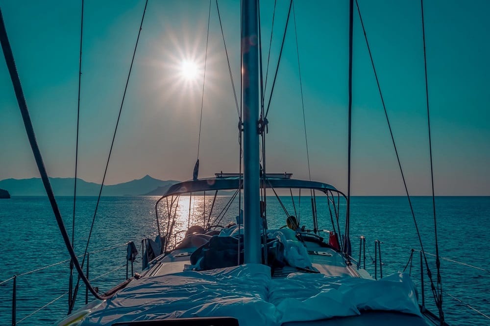 Deck der Yacht auf dem Mittelmeer in der Sonne Griechenlands