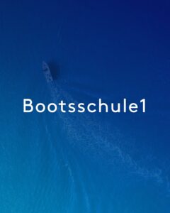 Luftaufnahme eines einsamen Surfers auf einer blauen Meereswelle, darüber liegt der Text „Segeltörn“ in fetten weißen Buchstaben.