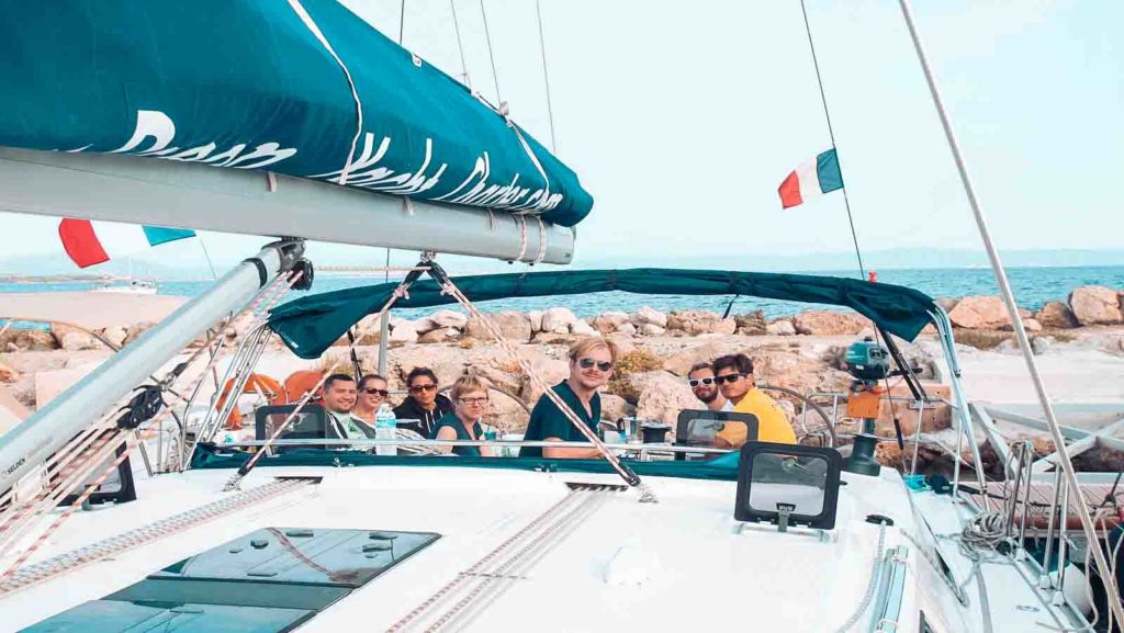 Crew aus jungen Leuten beim Anleger in Frankreich l Sailwithus