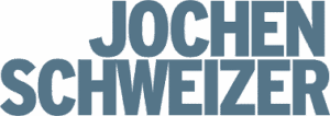 Dieses Bild zeigt das Logo von „jochen schweizer“ in großen Großbuchstaben und Blockschrift. Der Text ist in verschiedenen Grün- und Blautönen gehalten und suggeriert damit Themen wie