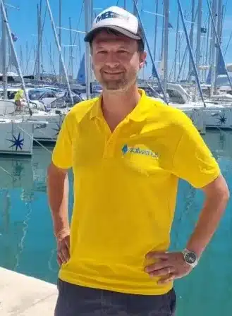 Skipper Flo steuert ein Segelboot im Sailwithus-T-Shirt