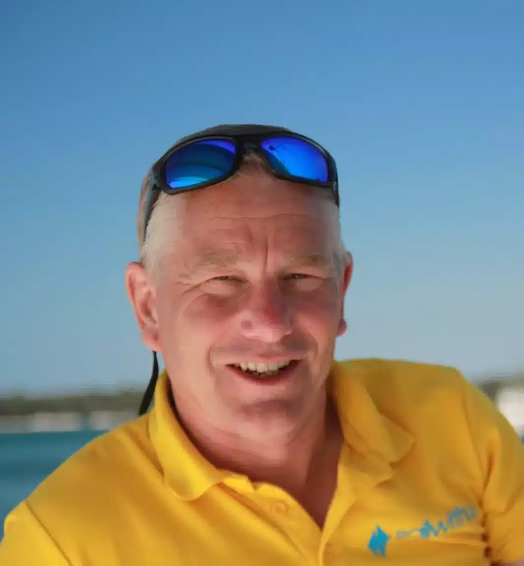 Skipper Christian steuert ein Segelboot im Sailwithus-T-Shirt