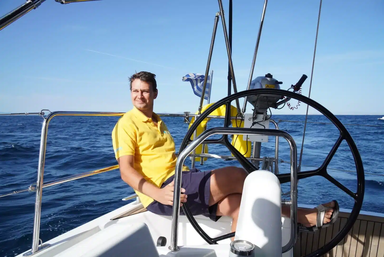 Skipper Peer steuert ein Segelboot im Sailwithus-T-Shirt