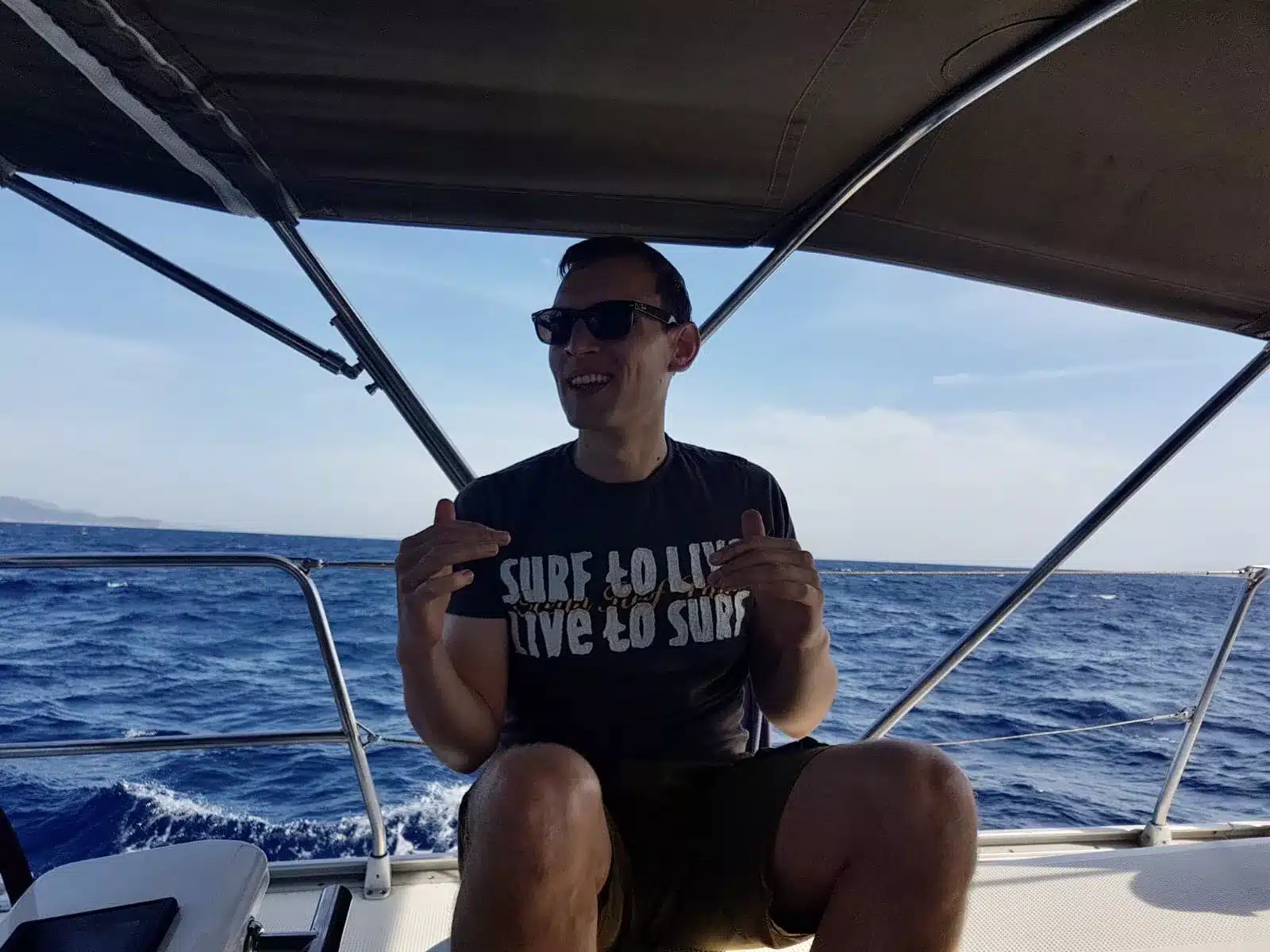 Skipper Markus steuert ein Segelboot im Sailwithus-T-Shirt