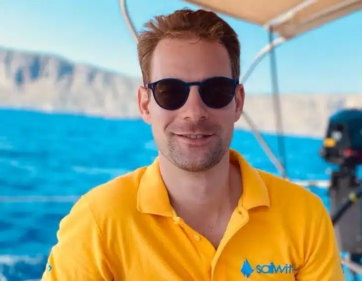 Skipper Christian steuert ein Segelboot im Sailwithus-T-Shirt