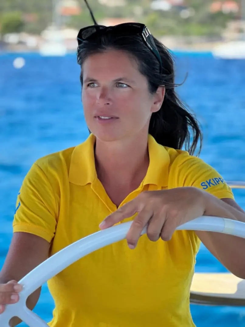 Skipperin Antje steuert ein Segelboot im Sailwithus-T-Shirt