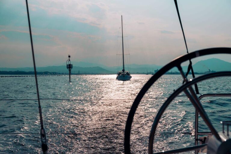 Abendstimmung in Korsika an Bord der modernen Segelyacht von sailwithus
