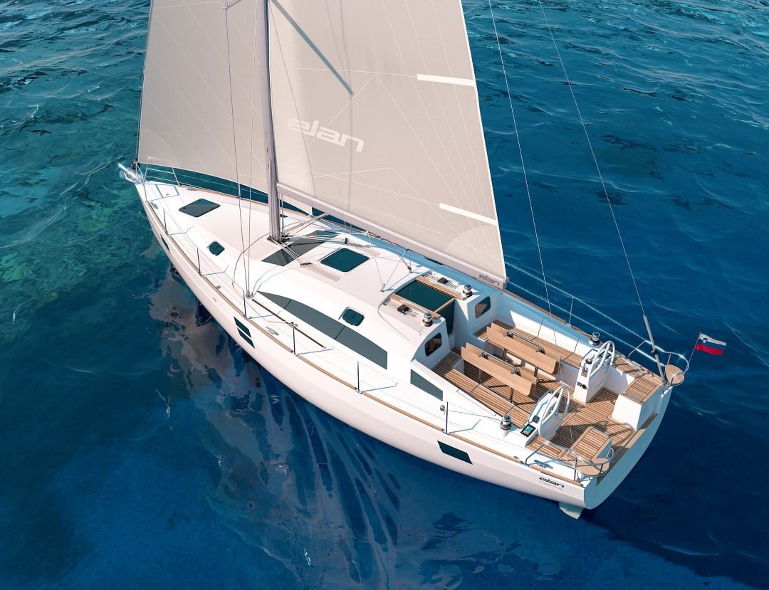 Ein eleganter weißer Katamaran mit großen Segeln, der auf dem klaren, blauen Wasser schwimmt. Das Deck verfügt über einen geräumigen Sitzbereich und Holzdetails.