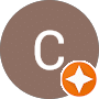 Ein rundes braunes Symbol mit einem weißen großen „C“ in der Mitte. In der unteren rechten Ecke befindet sich ein weißer Stern in einem orangefarbenen Kreis, der einen hervorgehobenen oder vorgestellten Status anzeigt, perfekt für die Werbung für Ihren bevorstehenden Wasserurlaub.