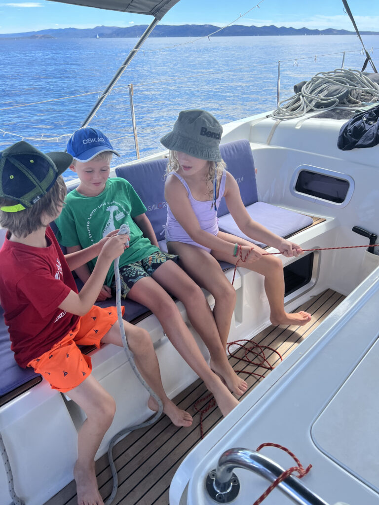 Familienfreundliches Segeln Mallorca: Sicher & spielend entdecken