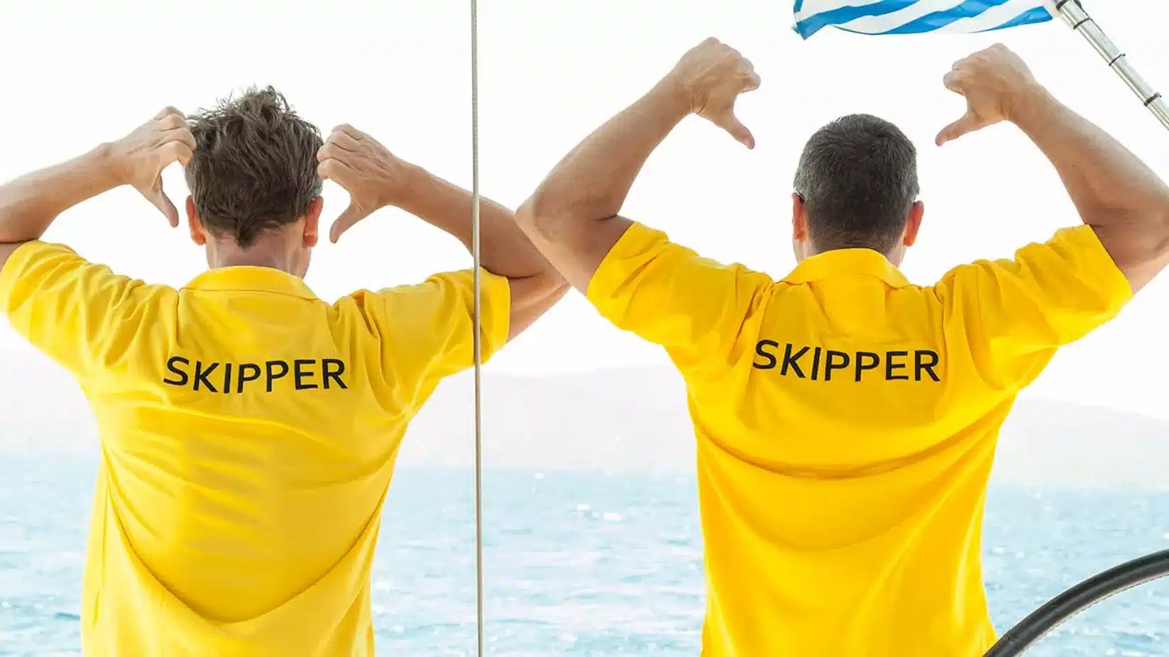 Zwei Männer in gelben Hemden mit der Aufschrift „Skipper“ auf einem Katamaran strecken den Daumen nach oben und blicken aufs Meer, im Hintergrund ist ein klarer blauer Himmel zu sehen.