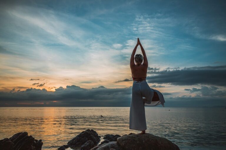 Sonnengrüße an Deck: Die besten Zeiten und Orte für Yoga