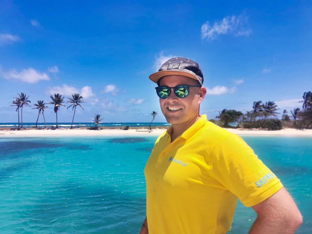 Skipper Philipp steuert ein Segelboot im Sailwithus-T-Shirt